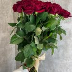 35 красных роз 70 см под ленту