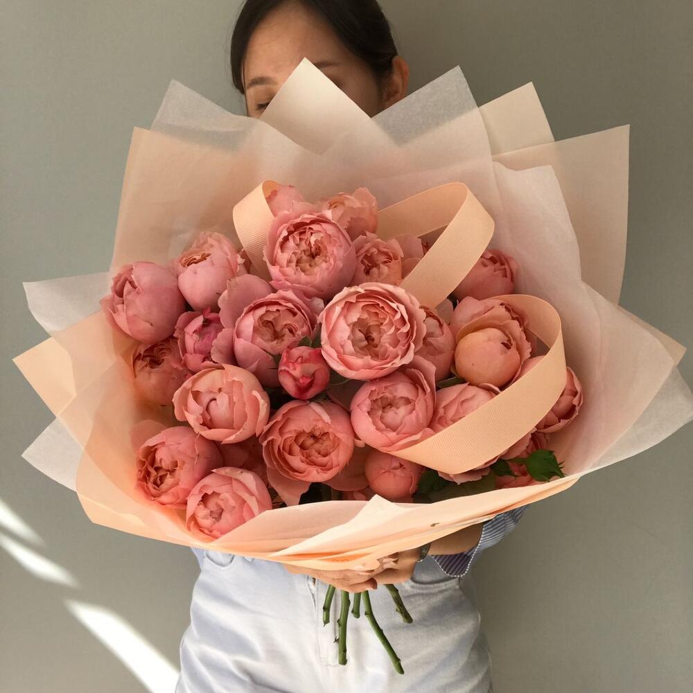 Букет пионовидных кустовых роз